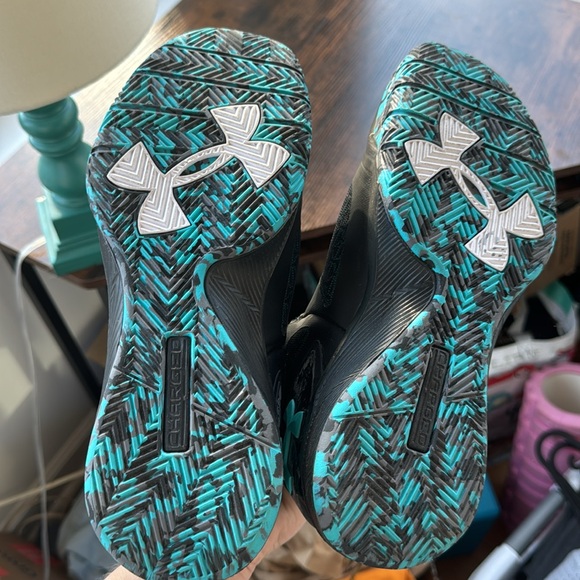 Under Armour Basketball Shoes - Picture 5 of 6